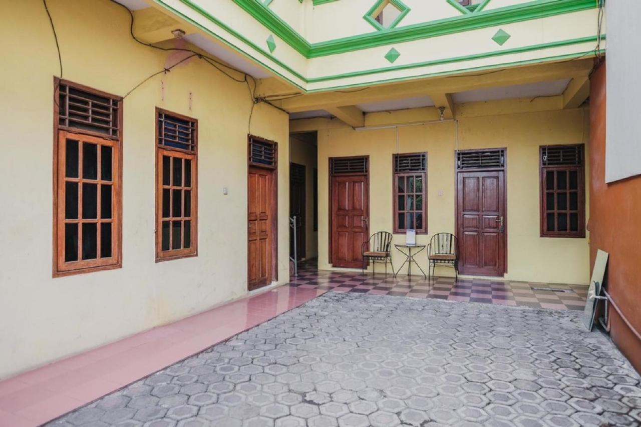Wisma tamu Reddoorz Syariah Near Stadion Maulana Yusuf