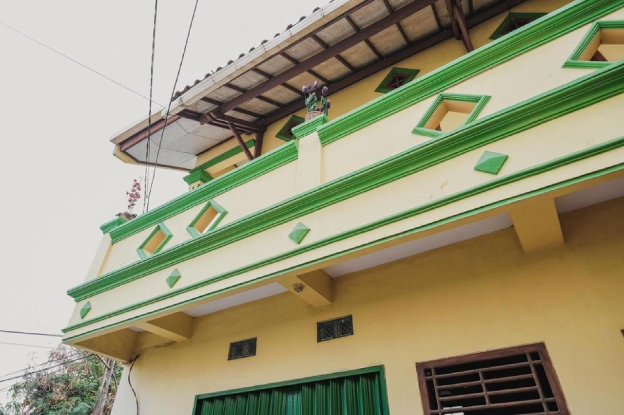 Wisma tamu Reddoorz Syariah Near Stadion Maulana Yusuf Serang
